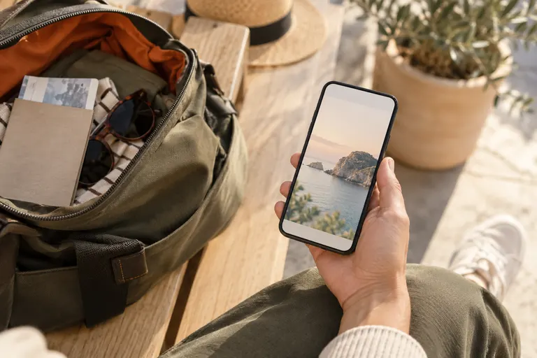 Téléphone et accessoires de voyage, visuel généré par IA