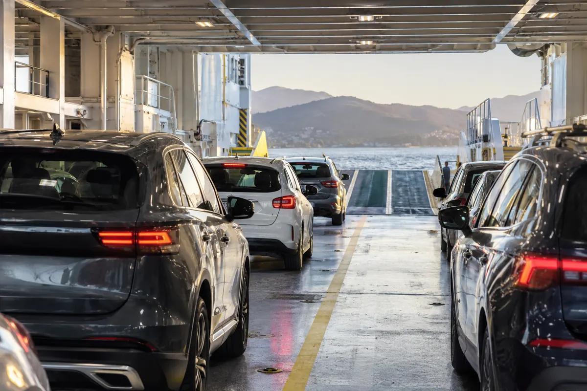 Voitures sur le pont-garage d’un ferry fictif, visuel généré par IA