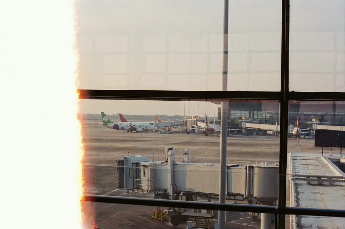 Avions stationnés aux portes d’un terminal