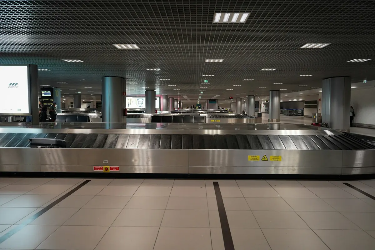 Zone de livraison des bagages à l’aéroport de Lisbonne