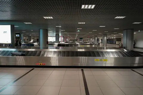 Zone de livraison des bagages à l’aéroport de Lisbonne