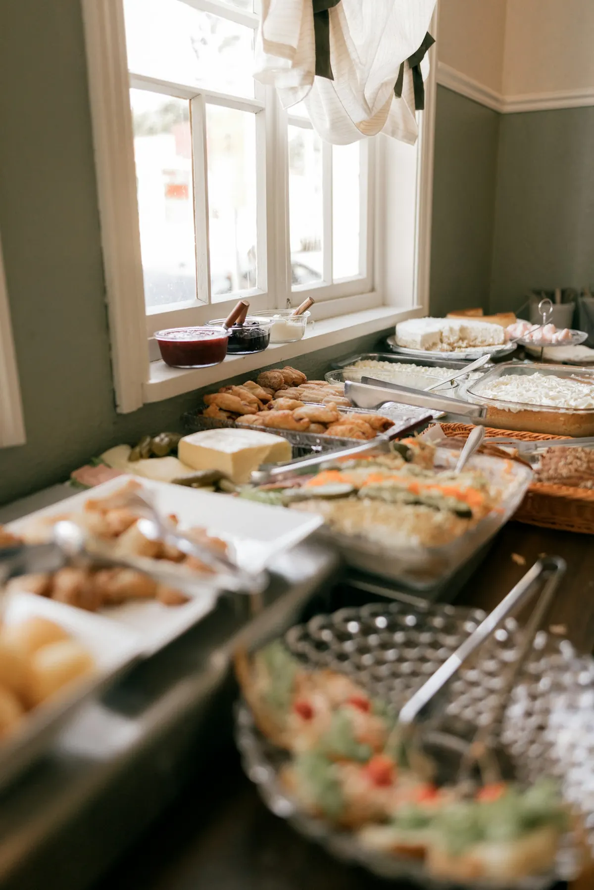 Buffet avec viennoiseries, pains et différents plats