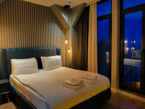 Chambre avec un grand lit et une fenêtre à Istanbul, photographiée en 2023