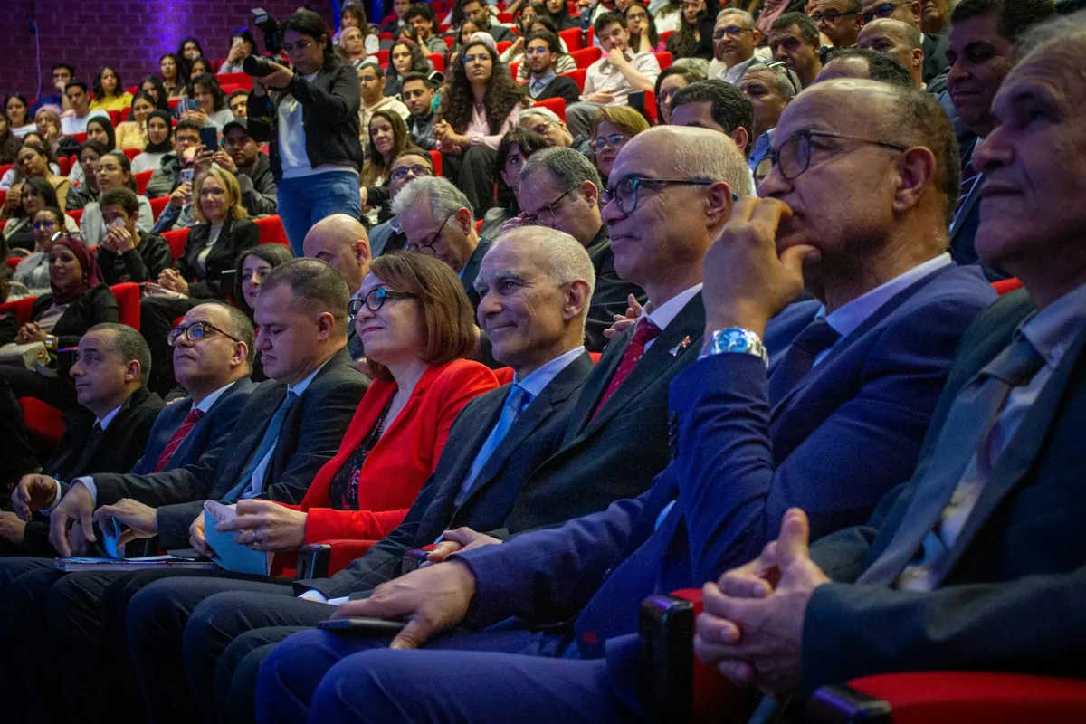 Participants suivant une présentation dans une salle de conférence