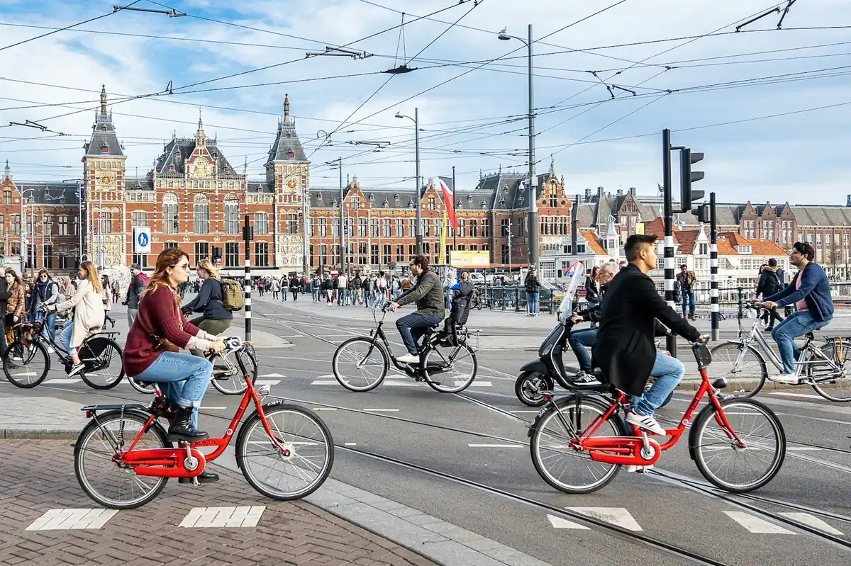 Cyclistes dans une rue d’Amsterdam près de la gare centrale