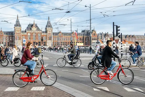 Cyclistes dans une rue d’Amsterdam près de la gare centrale