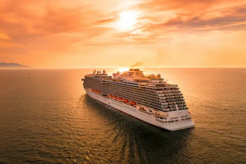 Navire de croisière en mer au coucher du soleil