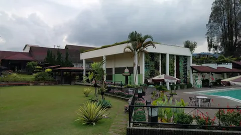 Piscine et jardin de l’hôtel Sibayak International à Berastagi en Indonésie