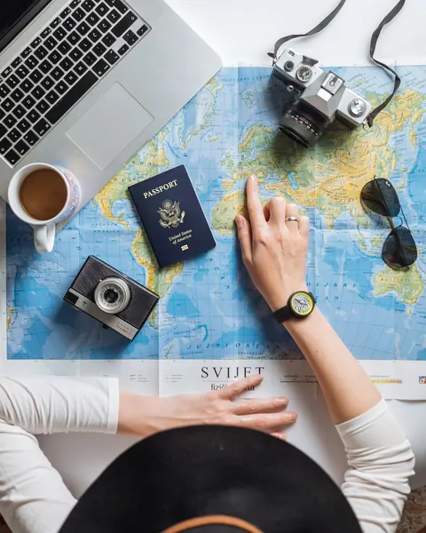 Préparation d’un itinéraire autour d’une carte du monde