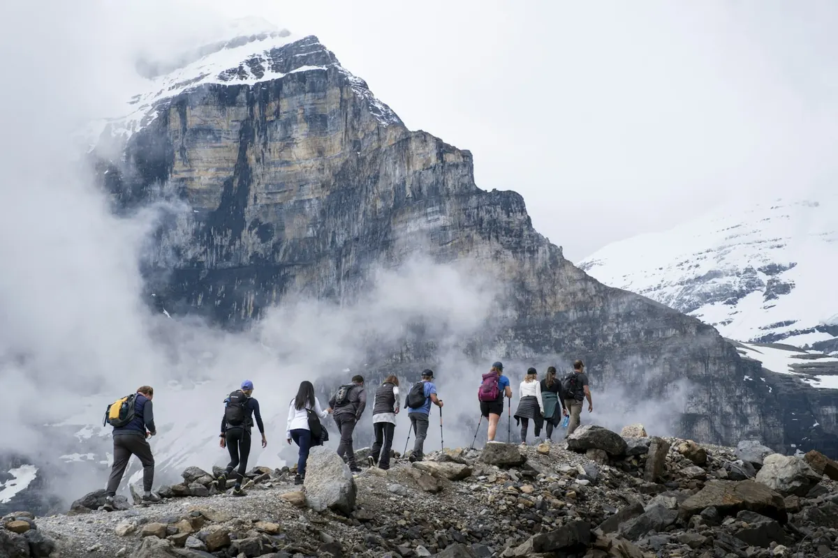 Randonneurs sur un sentier de montagne à Banff au Canada