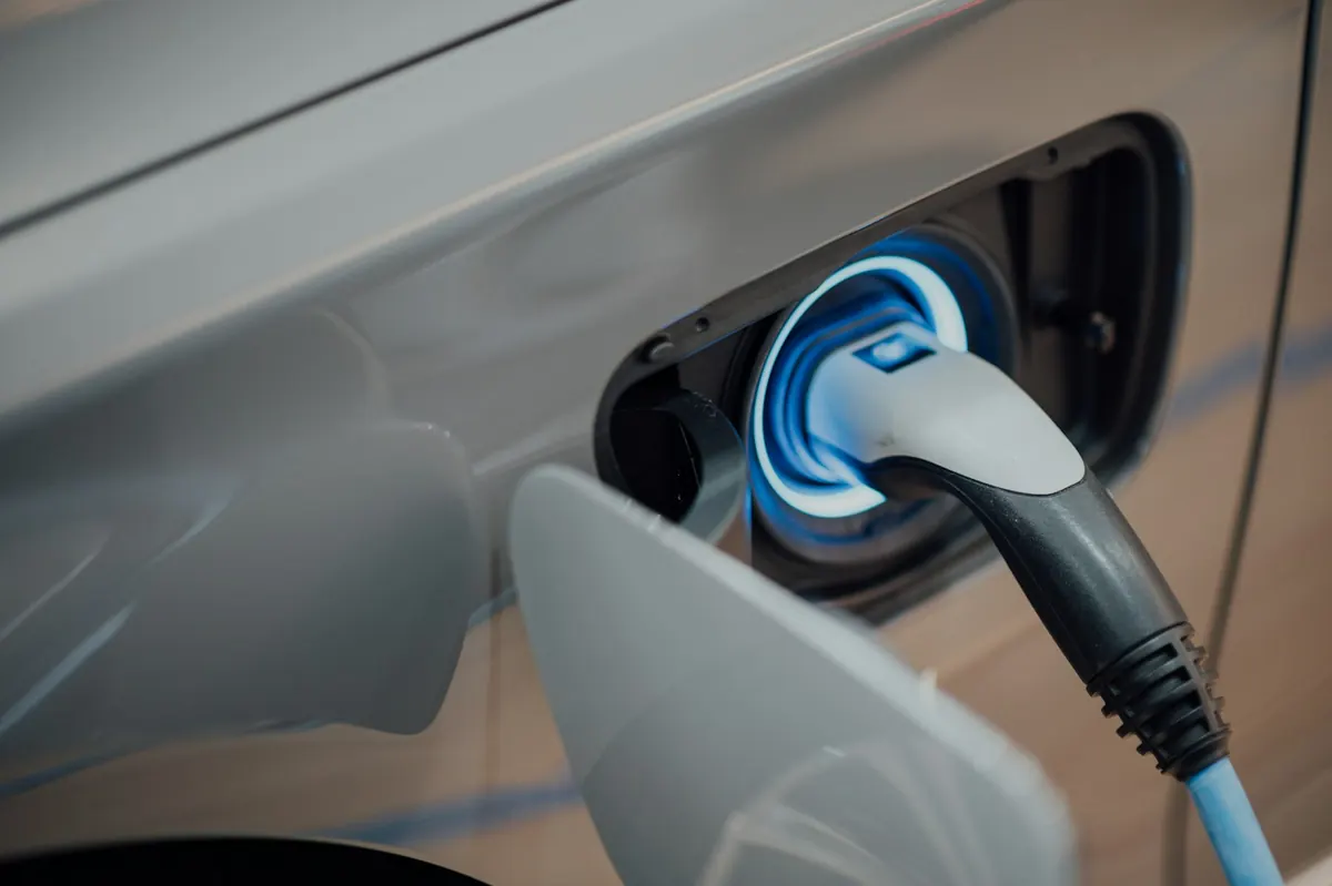 Connecteur de recharge branché sur une voiture électrique