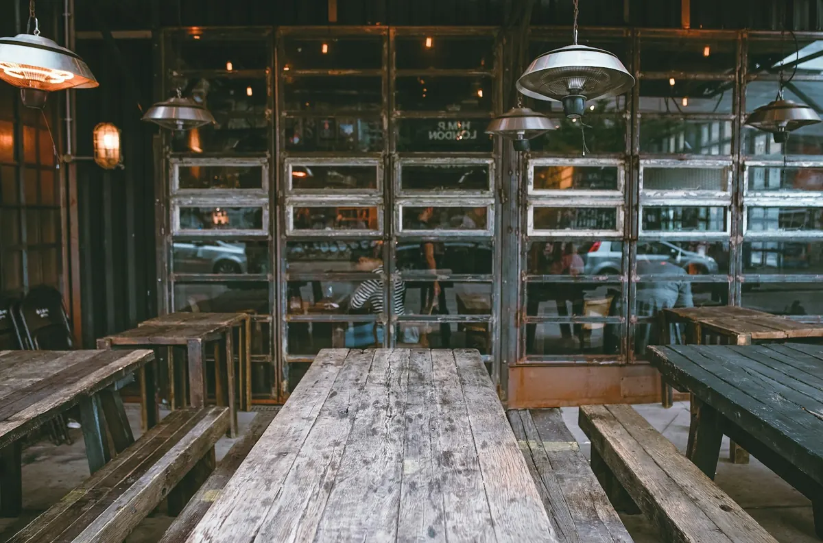 Salle de restaurant éclairée par de grandes fenêtres