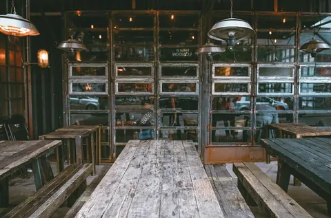 Salle de restaurant éclairée par de grandes fenêtres