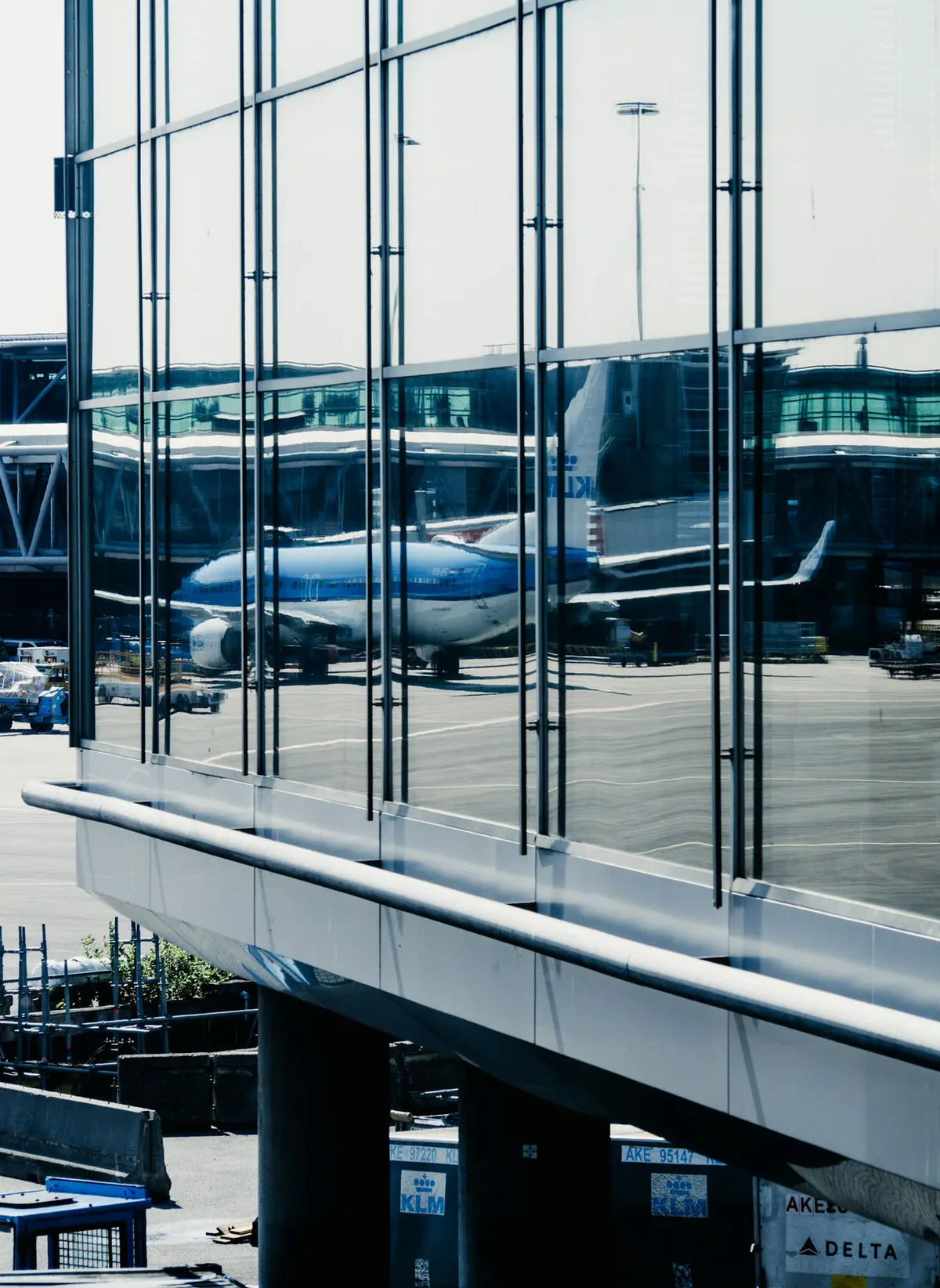 Avion et reflets vus à travers les vitres d’un terminal