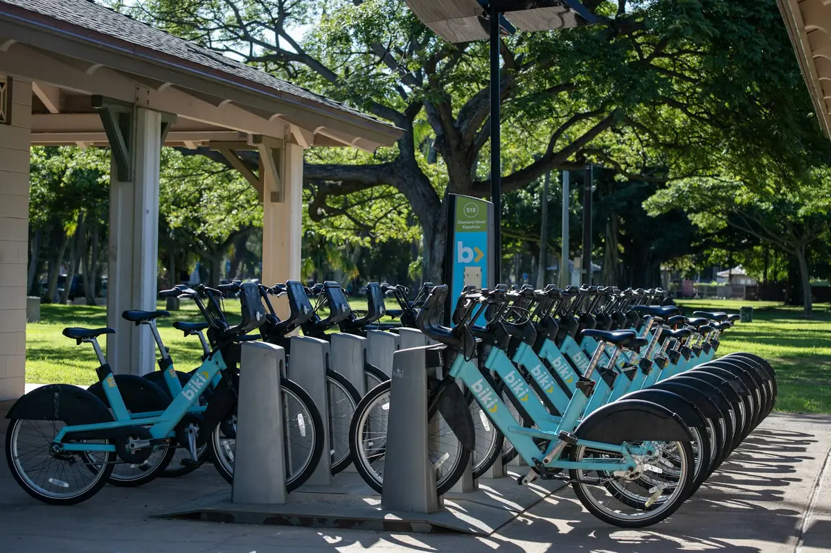 Rangée de vélos bleus en libre-service dans une station
