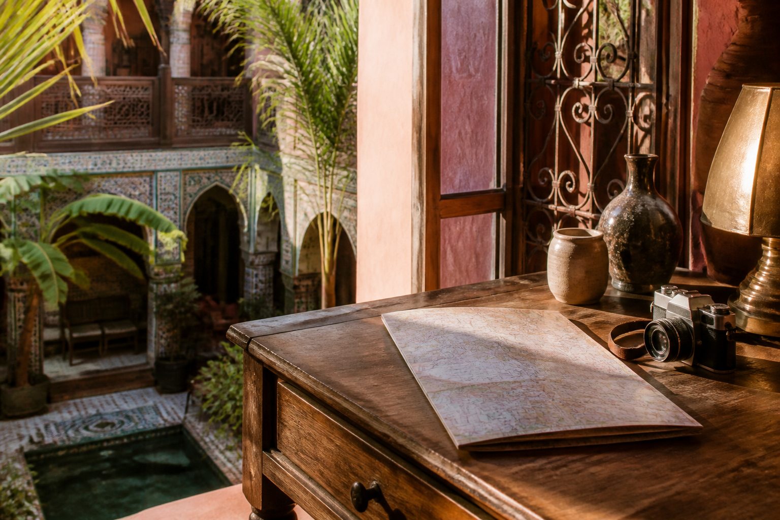 Table de préparation d’un voyage devant une cour de riad à Marrakech