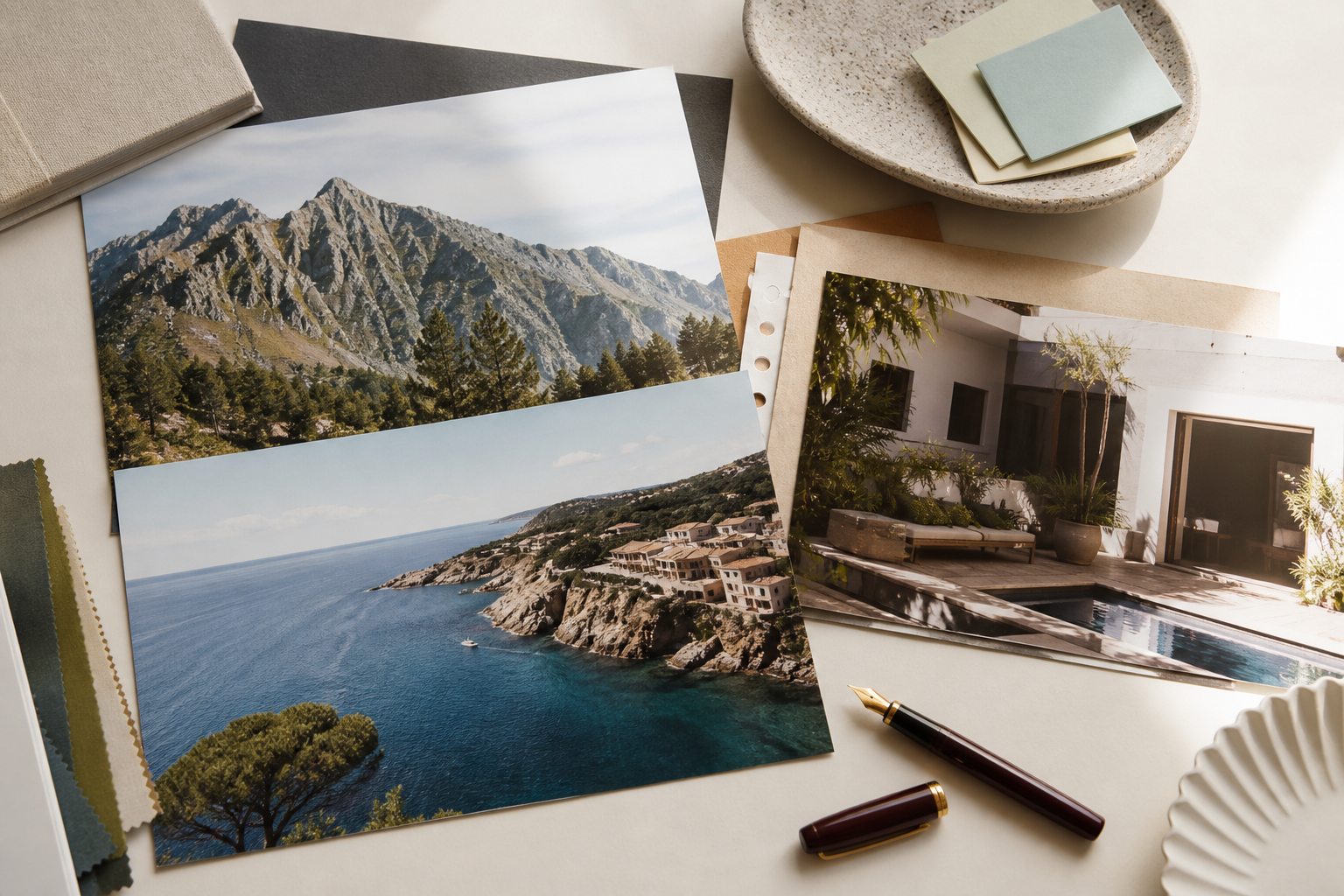 Photographies de montagne, de côte et d’hôtel disposées avec des échantillons de papier